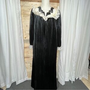 Vintage Black velvet zip up mum